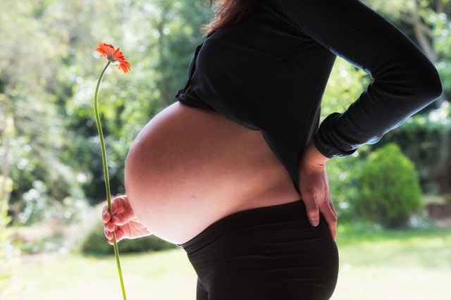 how-to-crack-your-lower-back-while-pregnant-the-kid-mom